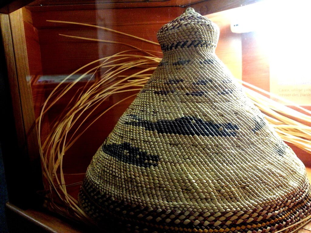 Weaving at Kwitsanis Visitors Centre