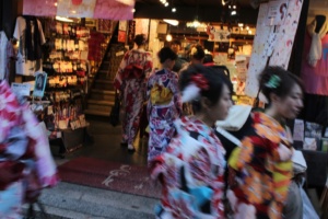 Blog 311015 old district Geishas