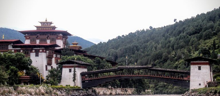 Punakha – Rafting Mochu Past the Dzong